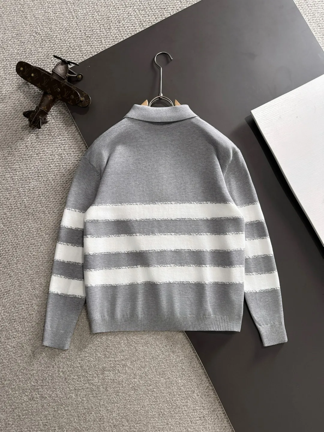 Next day shipping P360 Big Goose 2025 official website latest autumn and winter sweaters, popular models are on sale at the same time at the counter! Specially made of wool blended fabric. It feels comfortable and can be directly in contact with the skin. The logo badge is exquisitely embroidered, which is extremely eye-catching! The details highlight the fashionable charm of big brands. Exquisite workmanship. Three-dimensional cutting style. The wearing effect is invincible and handsome! All three standards are complete! Size: M-3XL